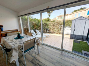 Belle villa 2 chambres, veranda, terrasse parking privatif dans résidence sécurisée avec piscine commune 800 m de la mer LRCS87